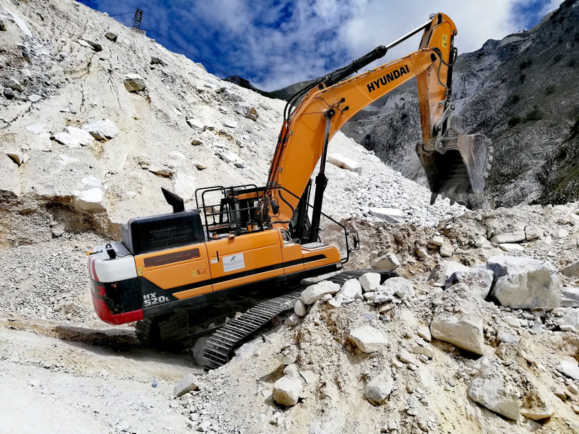 La excavadora Hyundai HX520Ljuega un papel importante en la cantera de mármol de Colonnata